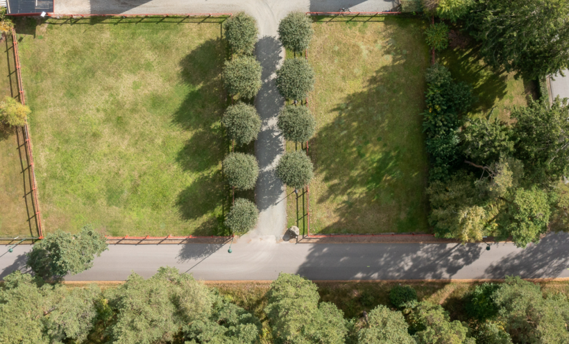 Fastigheten är till vänster i bild. 