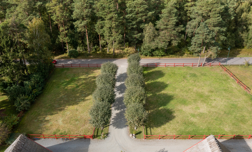 Fastigheten är till höger i bild.