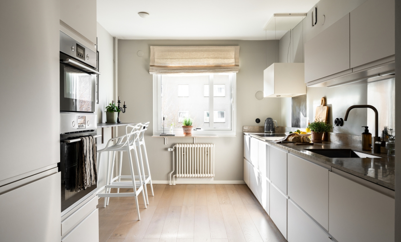 Rymligt kök i klassiskt vitt 