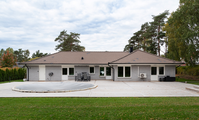Stort trädäck och pool