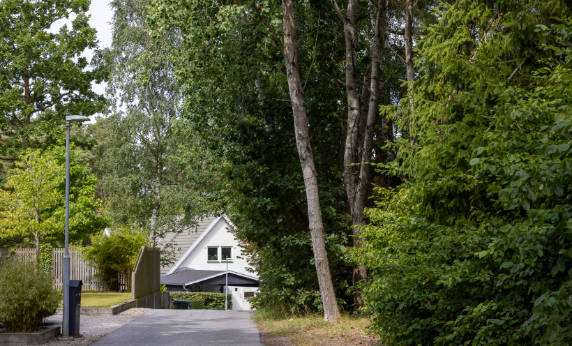 Den lilla gatan med fastigheten in till höger 