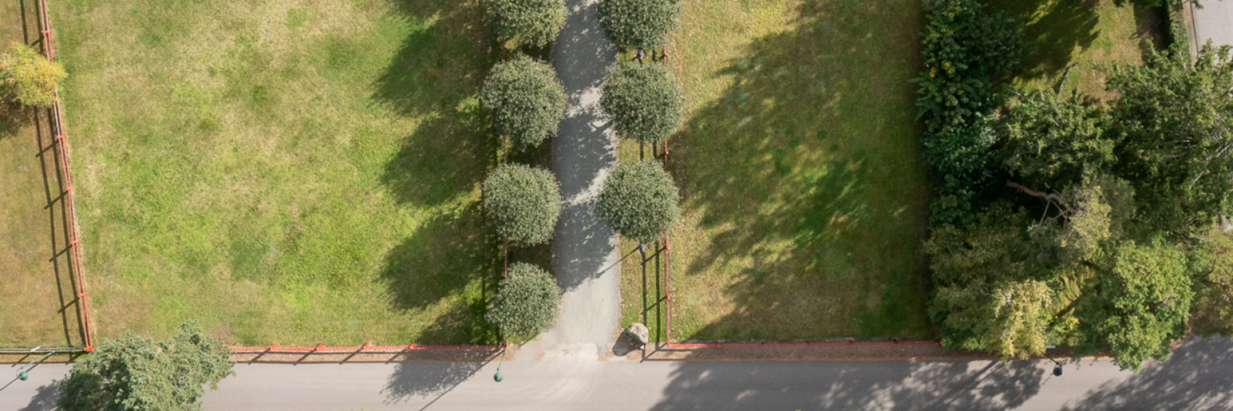 Fastigheten är till vänster i bild. 