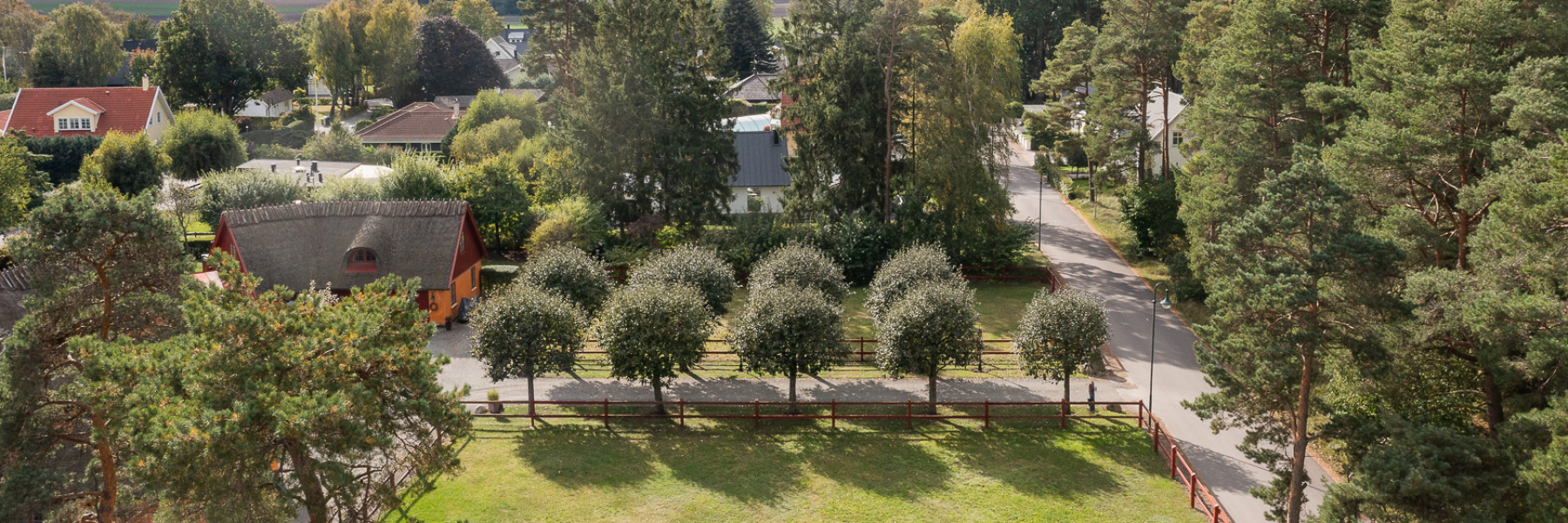 Fastigheten är i nedre del av bild. 