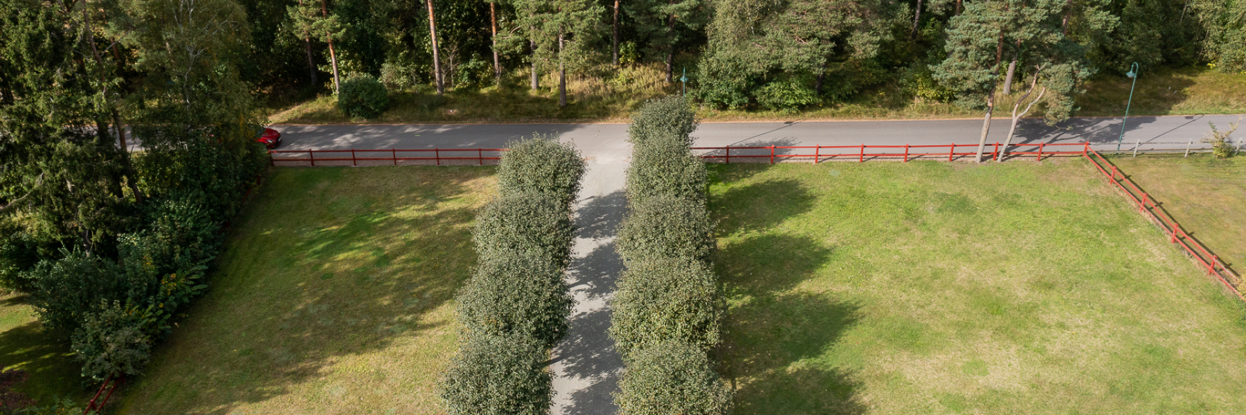 Fastigheten är till höger i bild.