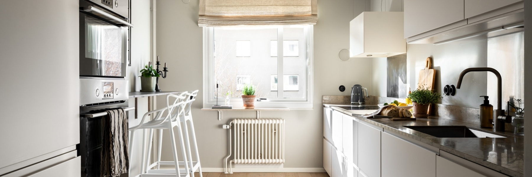 Rymligt kök i klassiskt vitt 