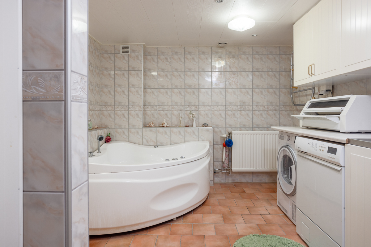 Helkaklat badrum och tvättstuga