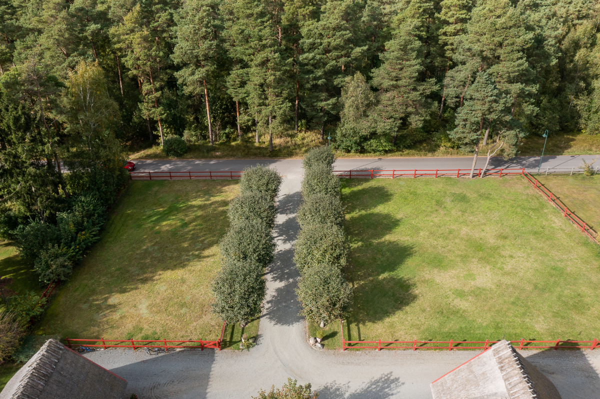 Fastigheten är till höger i bild.