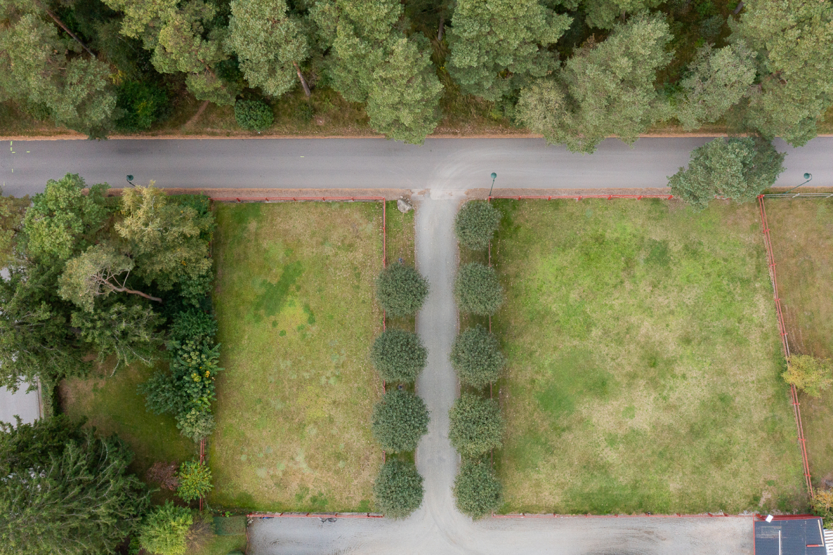 Fastigheten är till höger i bild.