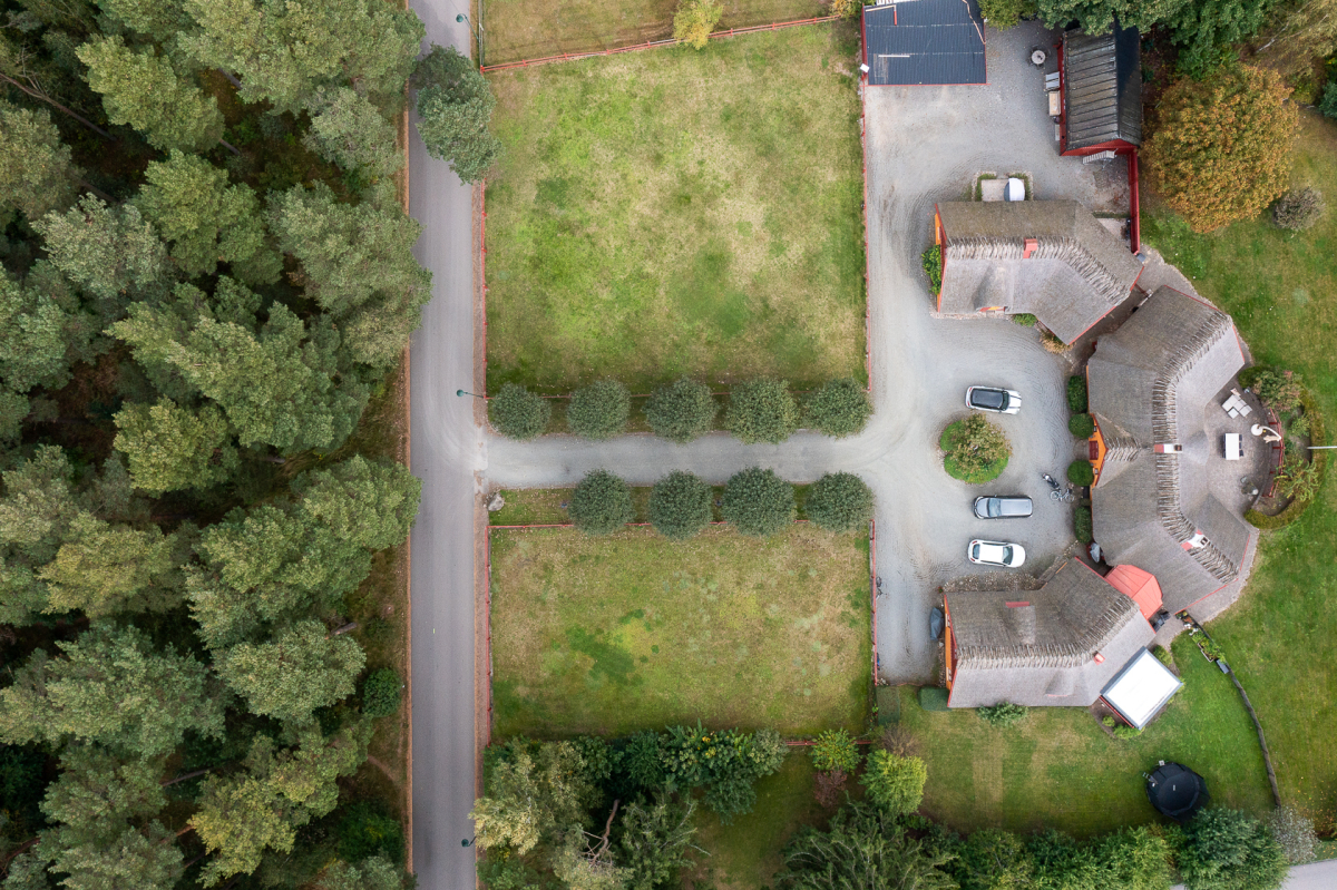 Fastigheten är i övre delen av bild.