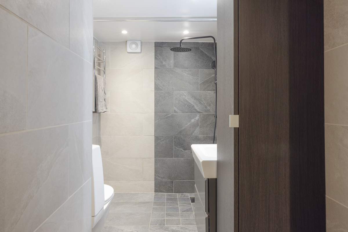 Helkaklat badrum i källaren