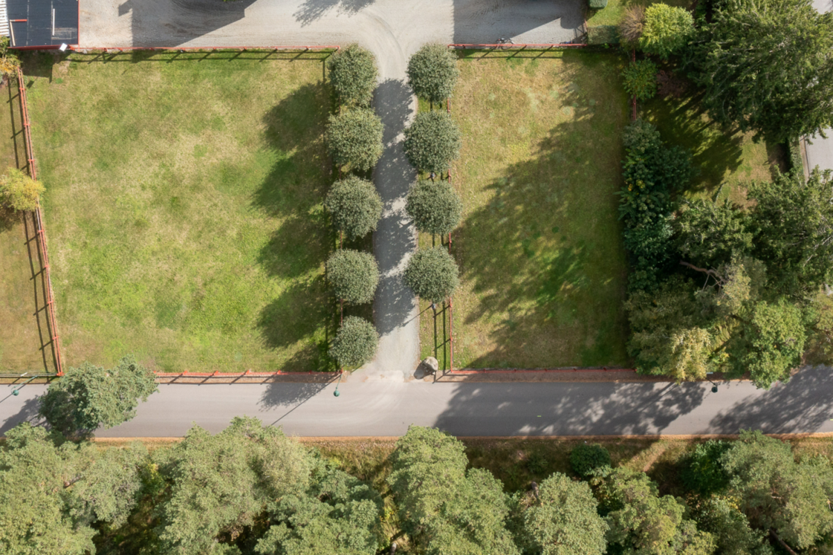 Fastigheten är till vänster i bild. 