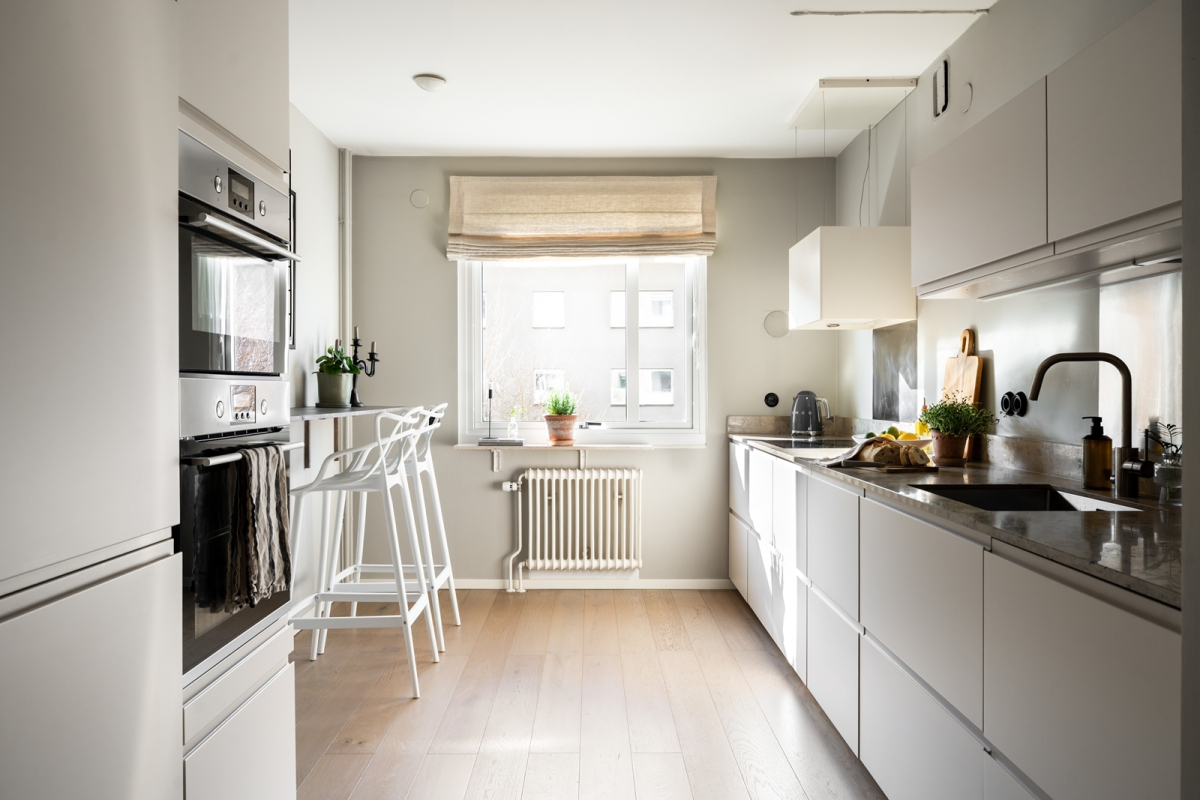 Rymligt kök i klassiskt vitt 