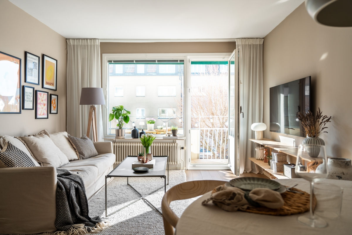 Härligt ljusinsläpp i vardagsrummet med utgång till balkongen 