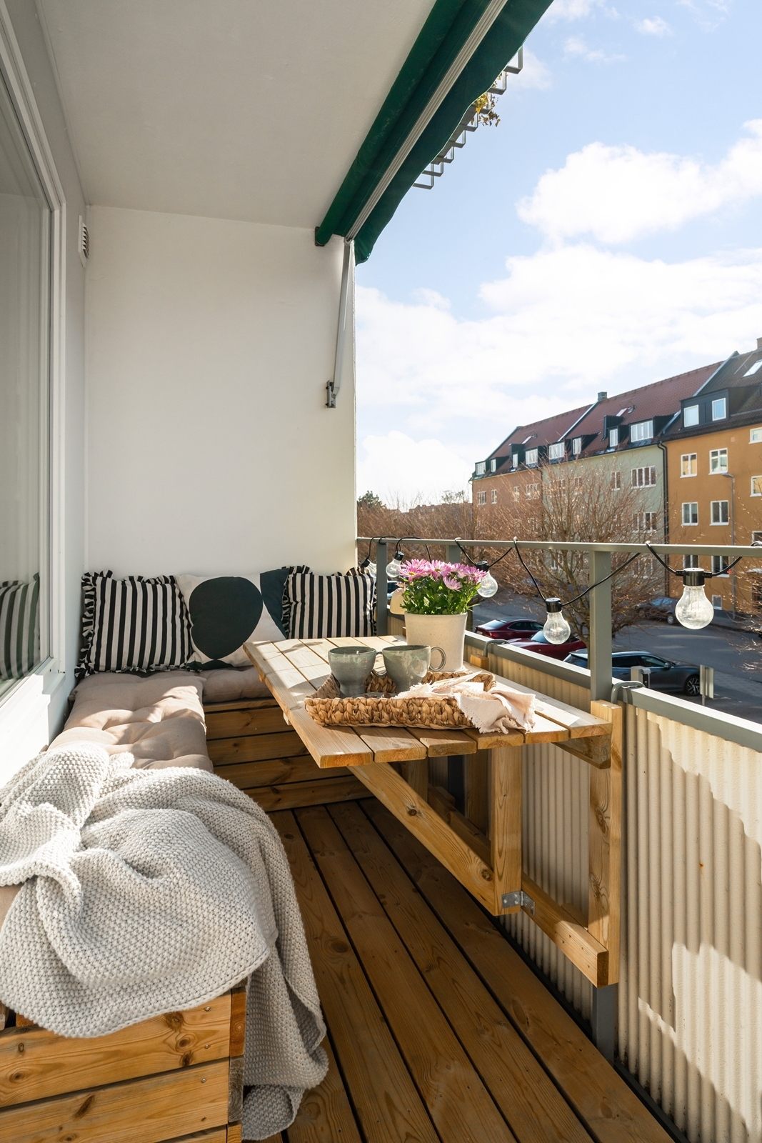 Varför inte njuta av fika på balkongen i västerläge? 