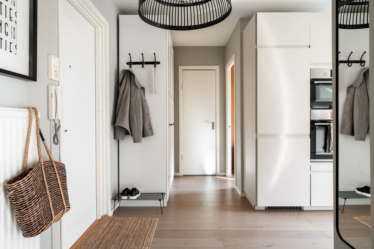 Gott om plats i hallen genom den stora garderoben 