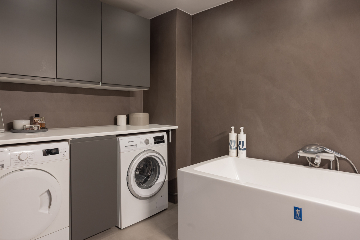 Badrum med tvättavdelning