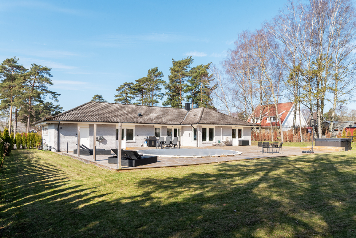 Stort trädäck och pool
