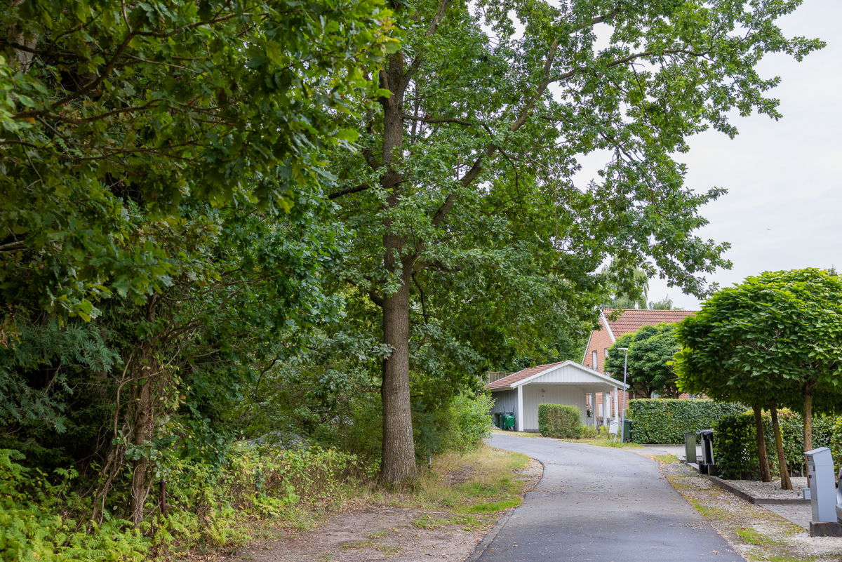Piruettvägen sedd från andra hållet, fastigheten till vänster i bild