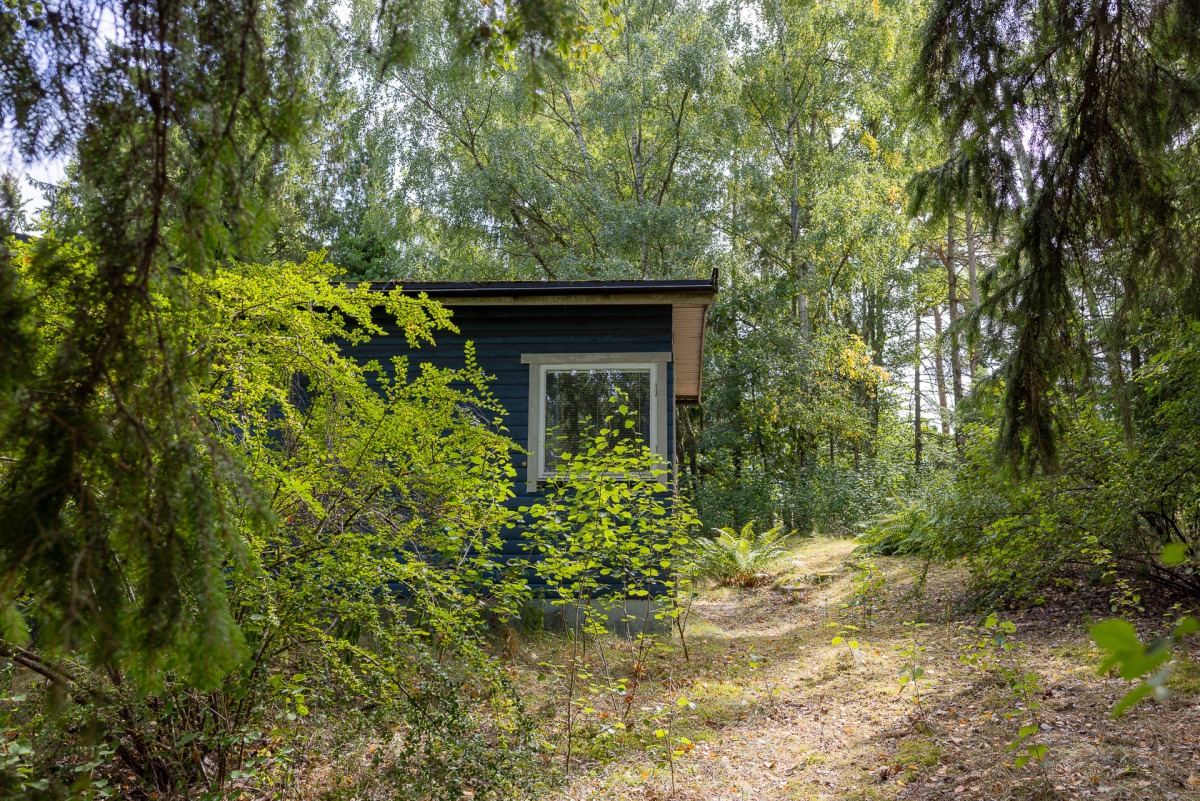 Stugan ligger centralt belägen på fastigheten 