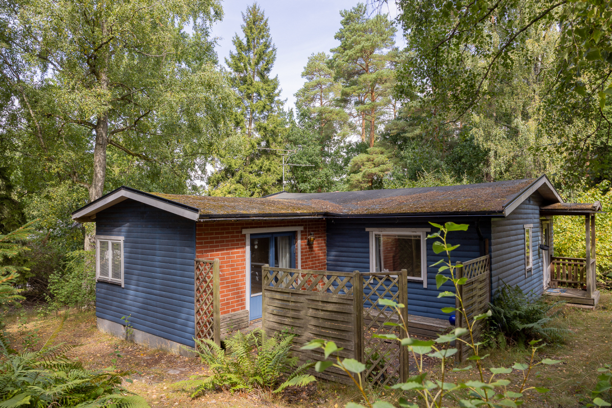 Stugan i ett plan, tillbyggt i vinkel troligen kring 1970