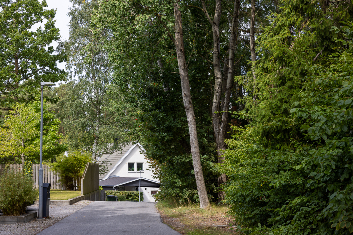 Den lilla gatan med fastigheten in till höger 